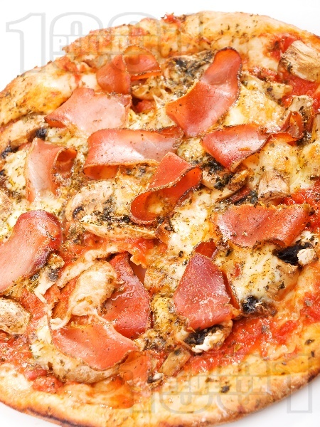 Домашна пица Прошуто фунги  (с гъби и моцарела) - снимка на рецептата